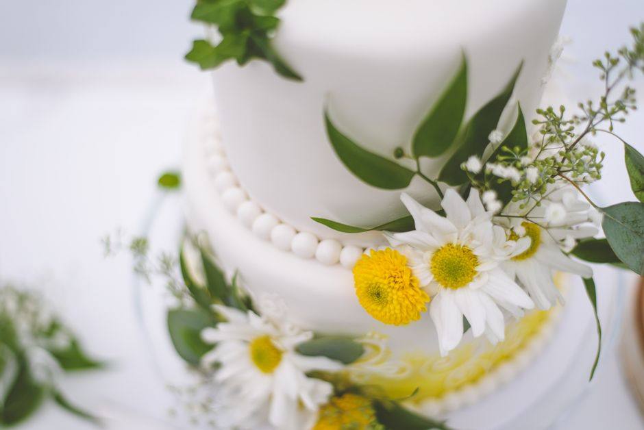 Three-tier ivory wedding cake · Photo 2