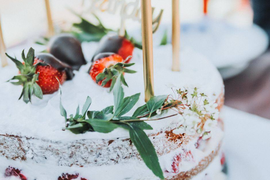 Naked berry cake